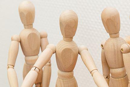 Symbolische Darstellung eines Mediationsprozesses mit Holzfiguren zur Veranschaulichung von Kommunikation holzfiguren, mediation, konfliktlösung, kommunikation, gruppendynamik, beratung, darstellung, therapie, awo, symbolisch